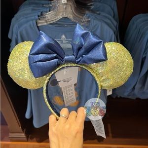 Disney Minnie / Mickey Ears, gold sequins with navy blue ribbon. ⭐️💙